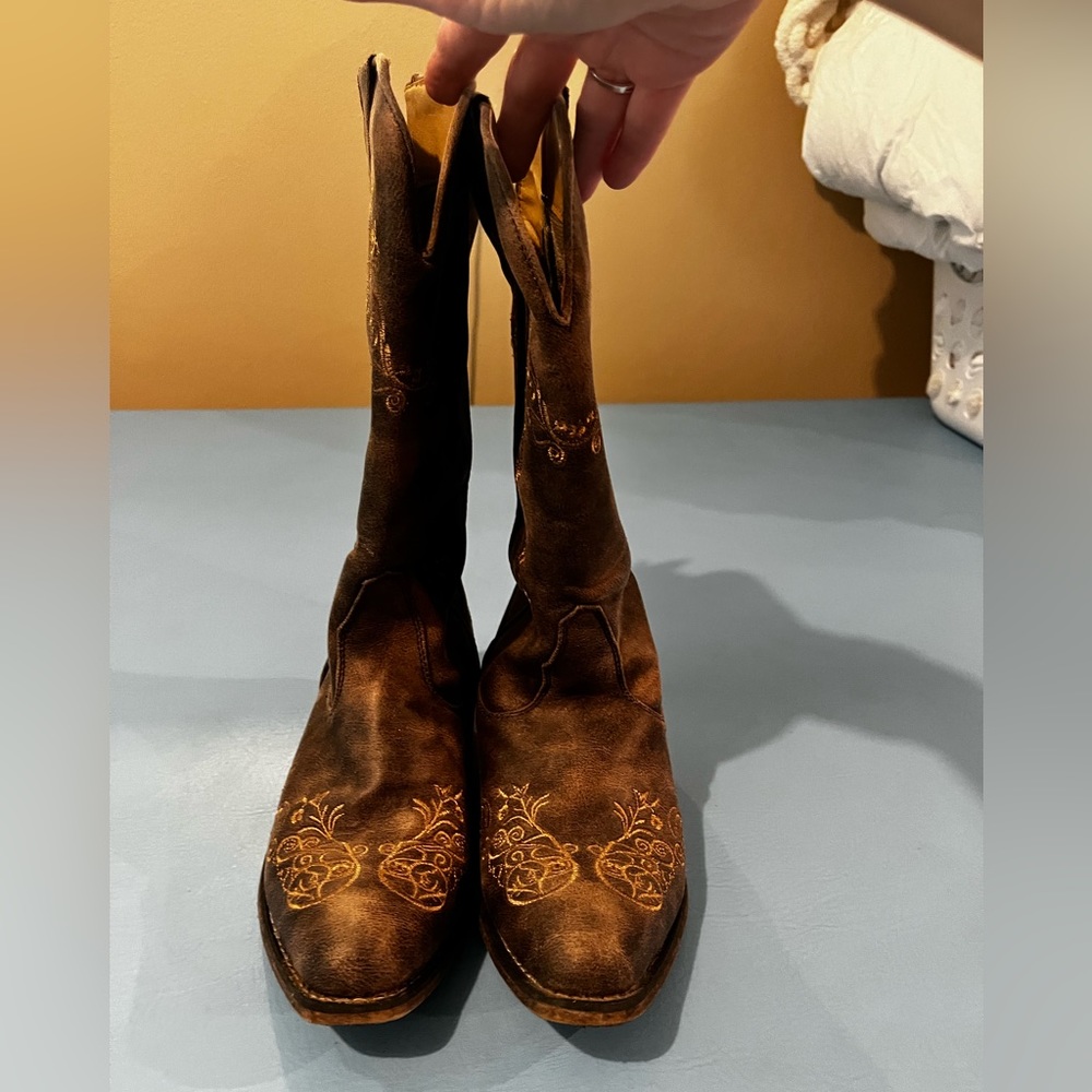 Brown cowboy boots size 10